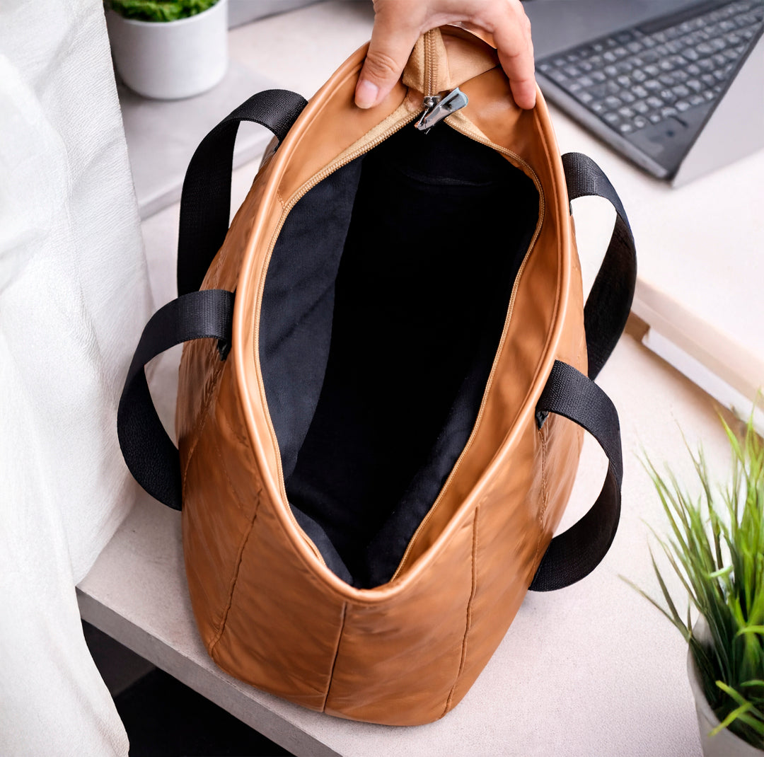 Bolso tote acolchado con acabado brillante