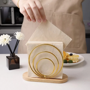 Porta servilletas de metal dorado